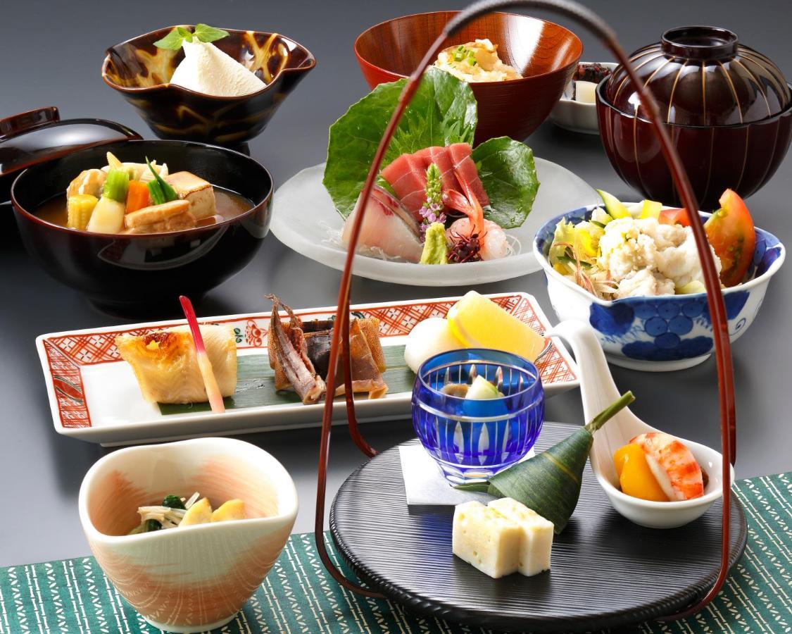 Marunouchi Hotel Tokio Exterior foto A selection of Japanese cuisine