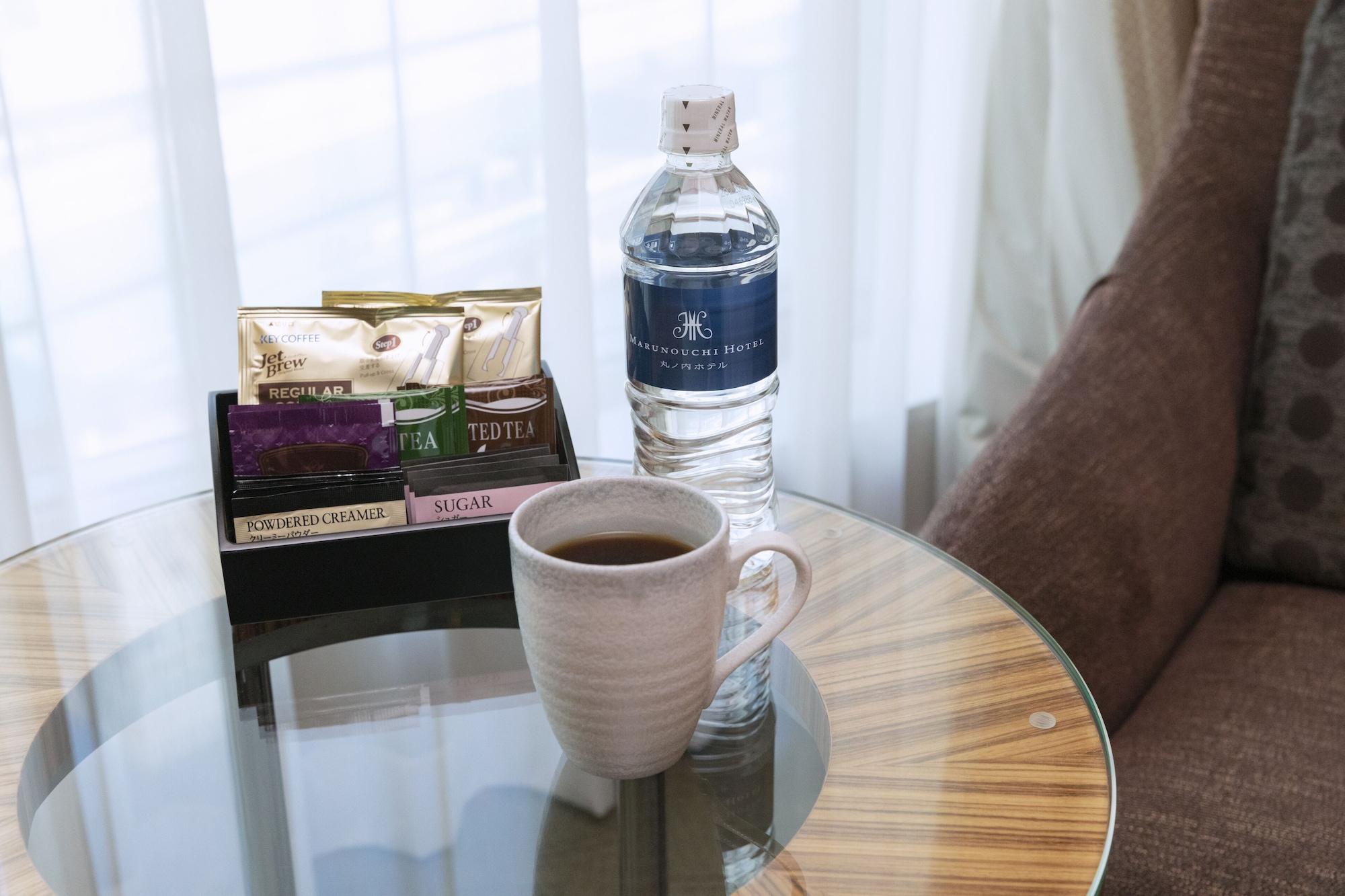 Marunouchi Hotel Tokio Exterior foto A bottle of water and a cup of tea in a hotel room