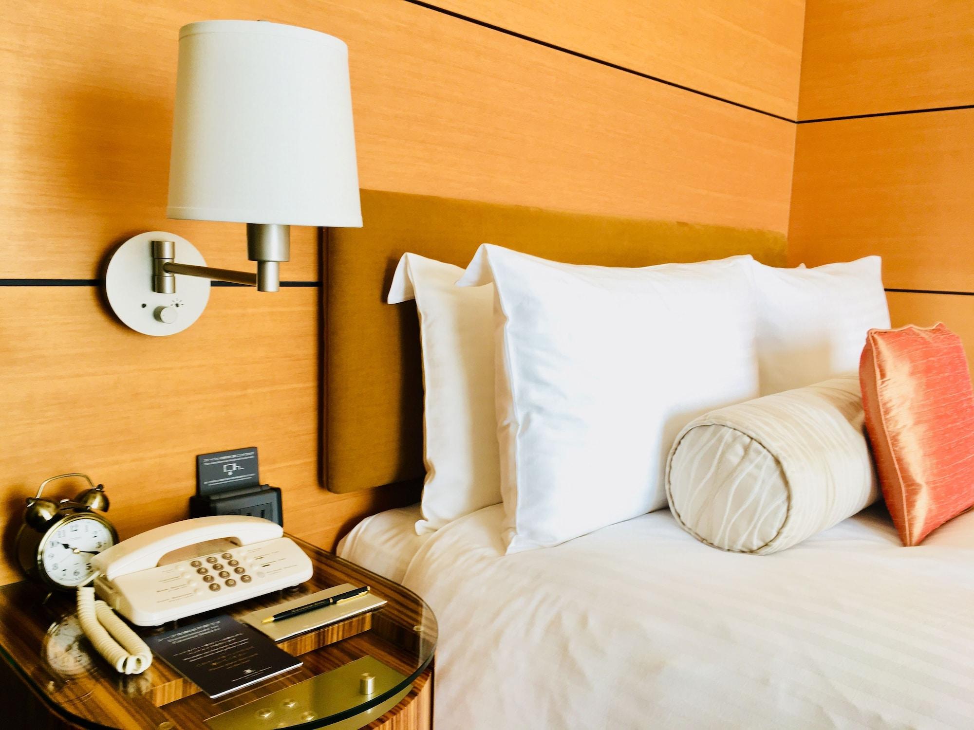 Marunouchi Hotel Tokio Exterior foto A telephone on a bedside table