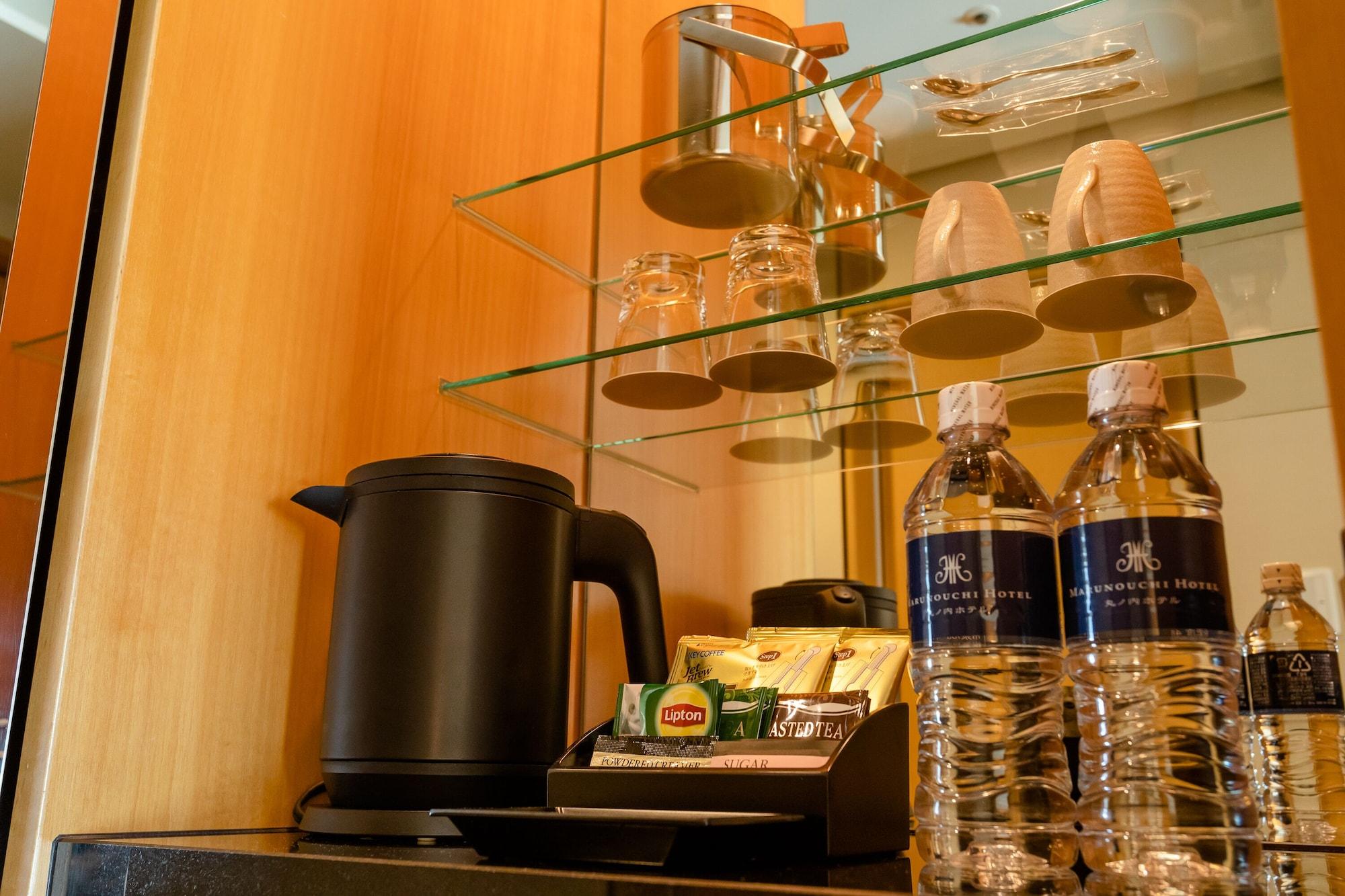 Marunouchi Hotel Tokio Exterior foto Bottled water in a hotel room