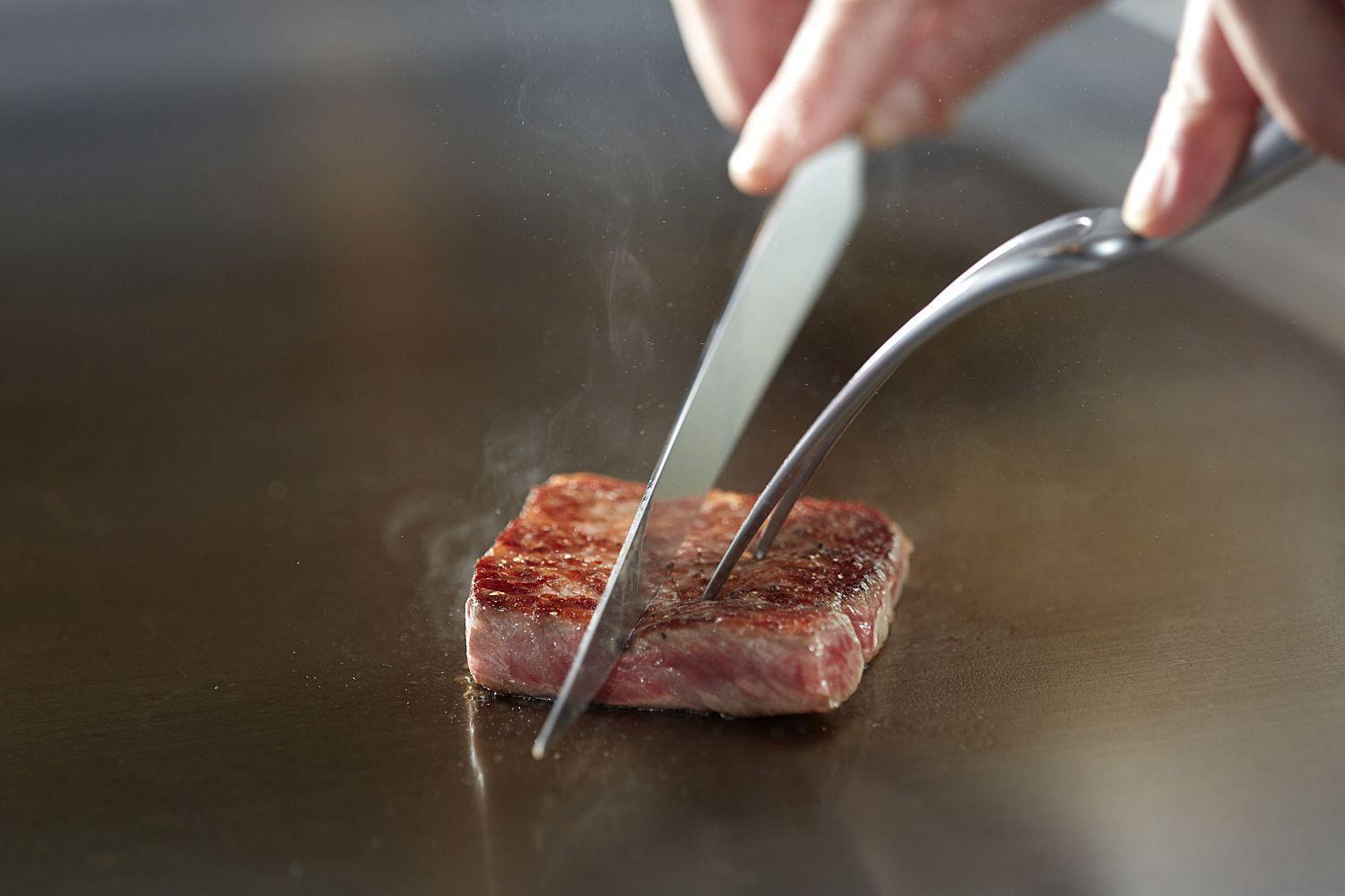Marunouchi Hotel Tokio Exterior foto A steak being tested for doneness